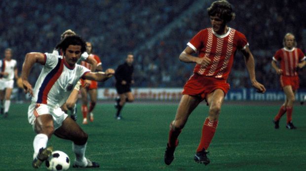 
                <strong>Gerd Müller (Saison 1972/73)</strong><br>
                Gerd Müller (Saison 1972/73): 12 Tore. Zwei Jahre nach der ebenfalls guten Saison Müllers, übertrifft er sich selbst - zwölf Treffer nach zehn Spielen.
              