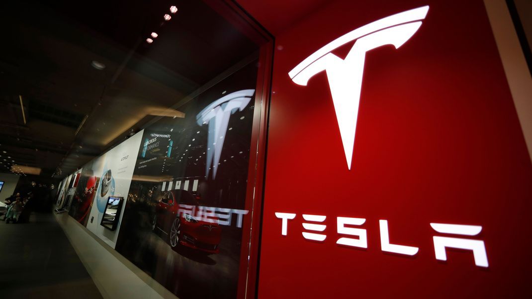 Auf dem jährlichen „Investor Day“ in Austin (Texas) kündigten Tesla-Chef Elon Musk und weitere Tesla-Manager im Rahmen eines „Masterplan 3“ an, die Kosten für künftige Fahrzeuggenerationen um die Hälfte zu senken.