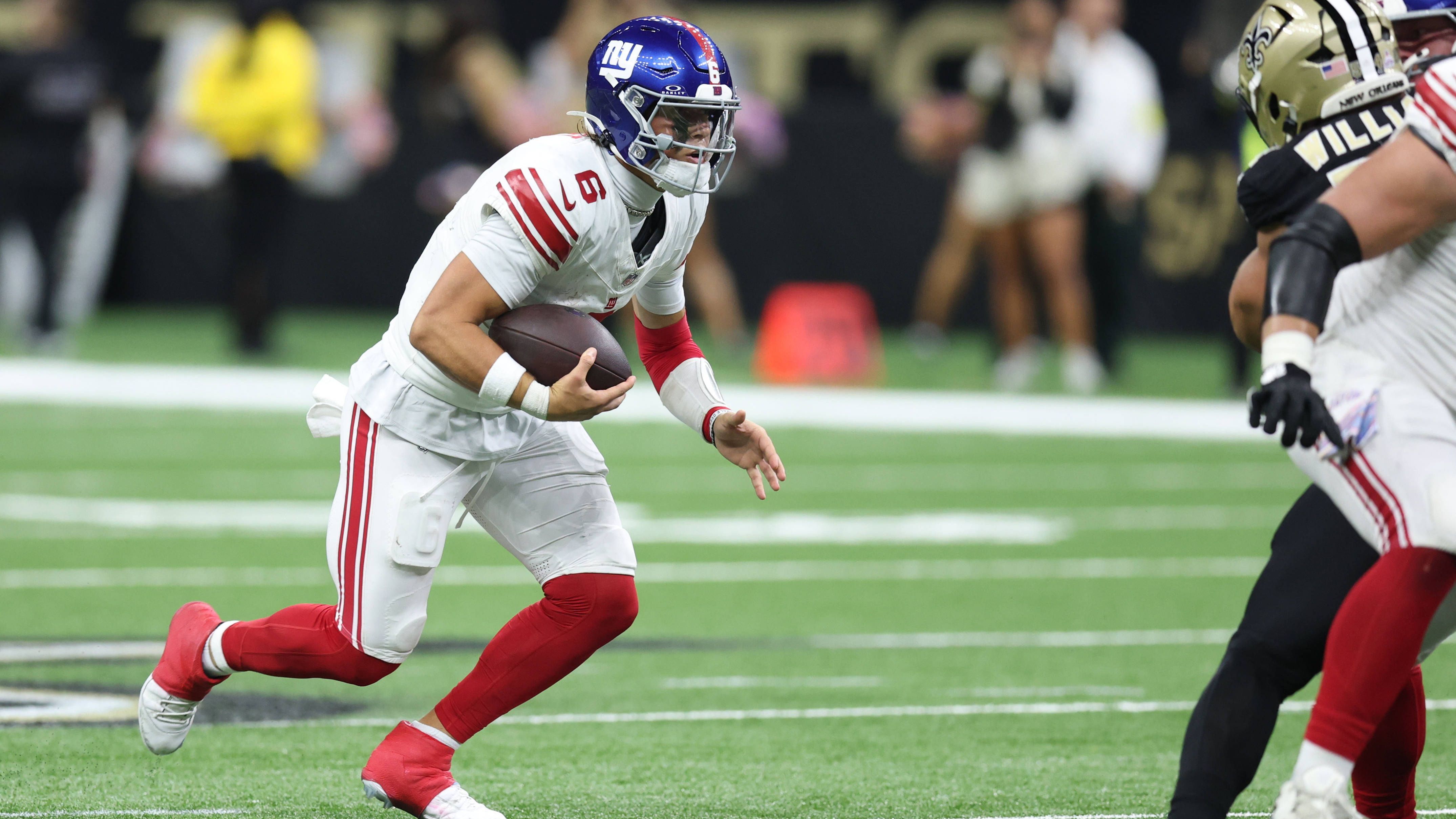 <strong>Platz 31: New York Giants (Vorwoche: 24)<br></strong>In Woche vier hatte "Big Blue" in Anbetracht des ersten NFL-Spiels von Rookie-QB Jaxson Dart und dem dabei erzielten Sieg einen Höhenflug. In Woche fünf wartete dann wieder die Realität. Und die zeigt, dass auch der Youngster kein Messias ist. Zwei Interceptions, ein Fumble und eine 14:26-Pleite gegen die zuvor sieglosen Saints sprechen eine klare Sprache. Im Big Apple macht Football derzeit keinen Spaß.