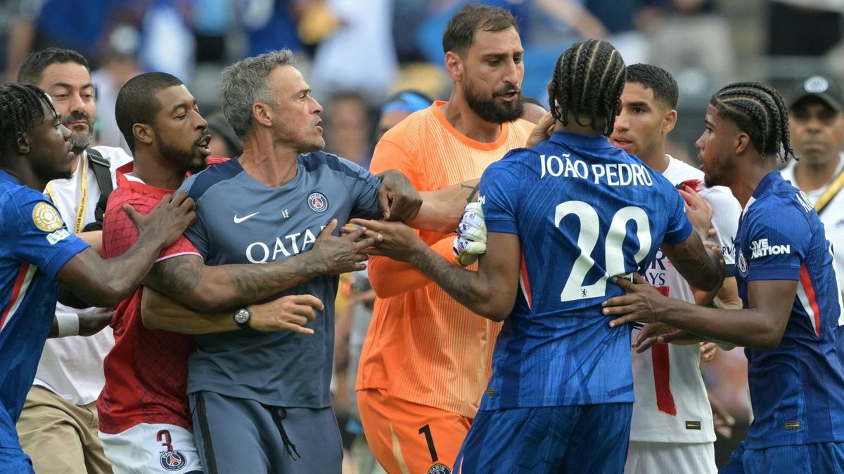 Handgemenge mit Luis Enrique (l.) und João Pedro (r.)