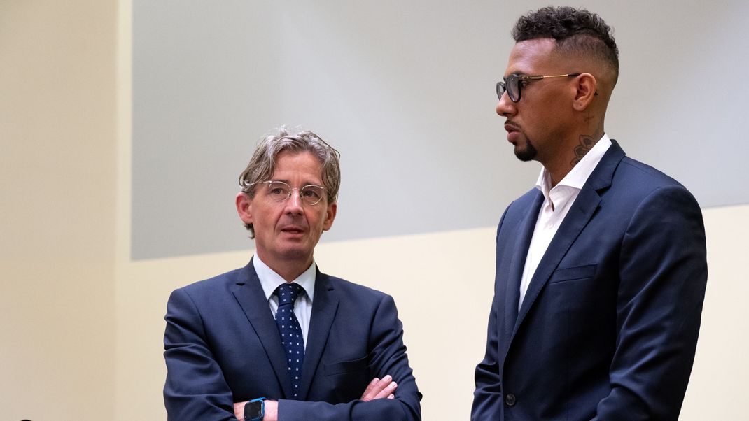 Jérôme Boateng (re.), Fußball-Profi, steht im Landgericht neben seinem Anwalt im Gerichtssaal.&nbsp;