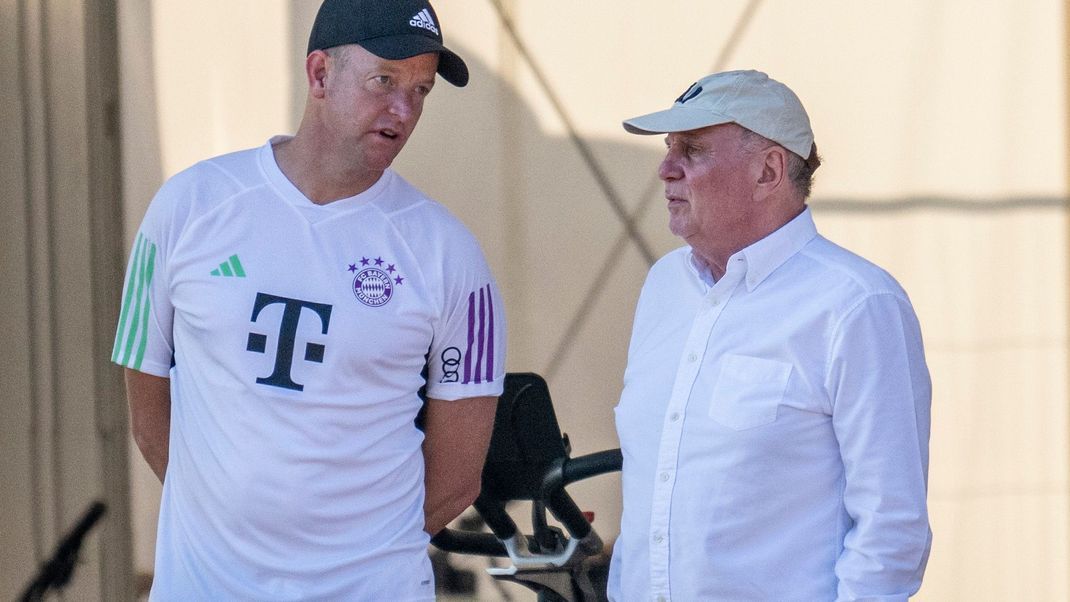 Trainingslager des FC Bayern München: Mannschaftsarzt Jochen Hahne (links) im Gespräch mit Uli Hoeneß. 