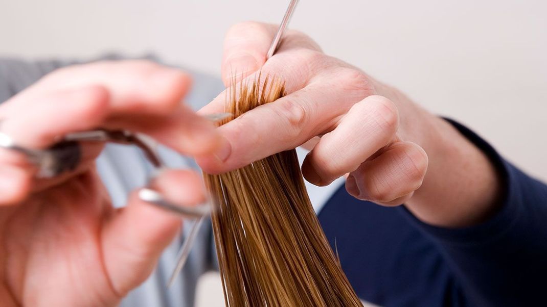 Spliss in den Haarspitzen? Dann solltest du jetzt genauer lesen: Wir verraten dir die Tipps der Hairstylisten und deren Schnitttechniken.