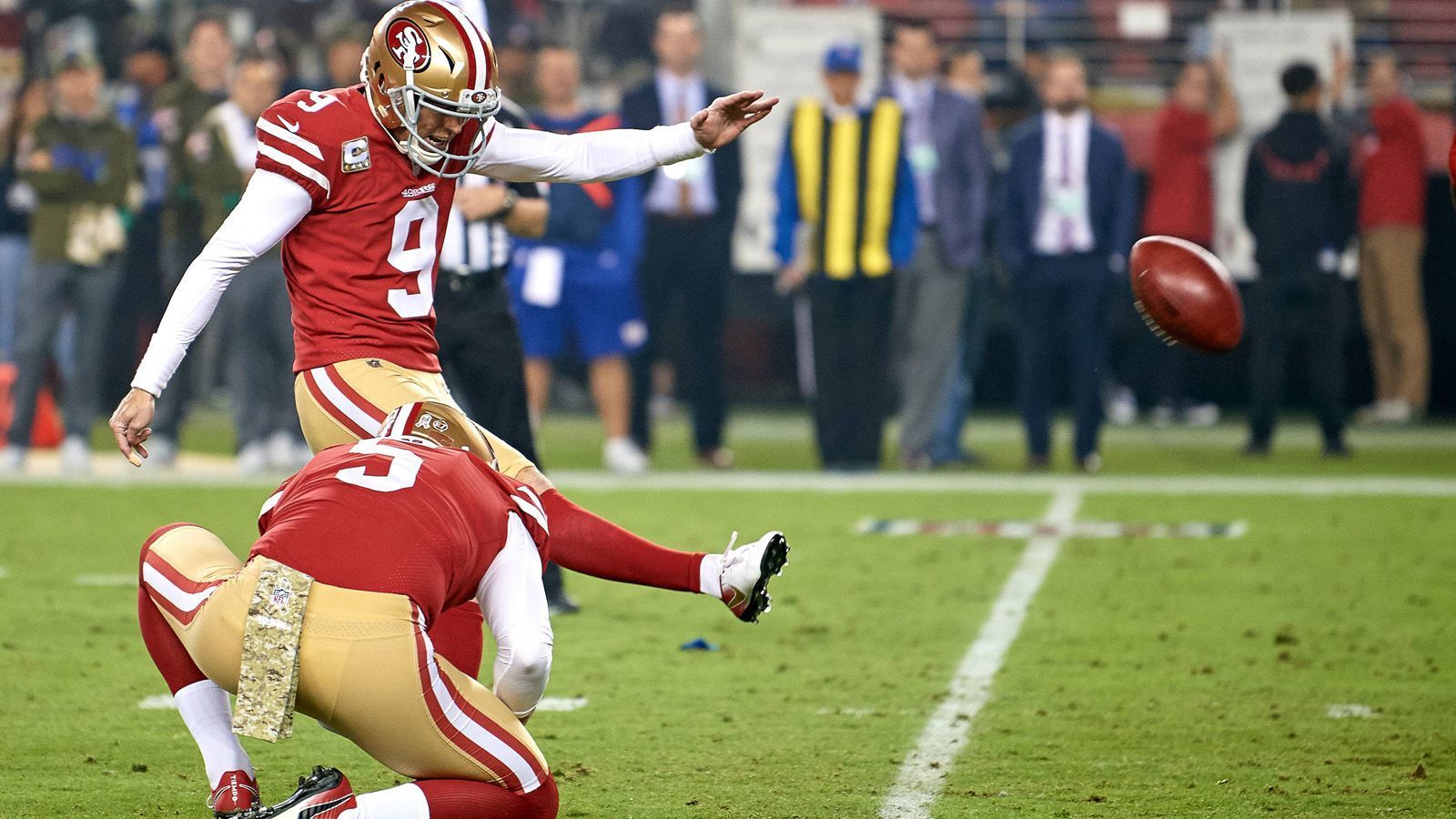 
                <strong>Robbie Gould</strong><br>
                Um Robbie Gould kursierten einige Gerüchte in der Offseason. Angeblich wollte der Kicker der San Francisco 49ers zu seinem alten Team, den Chicago Bears, getradet werden. Falls die Niners der Forderung nicht nachkommen würden, drohte Gould offenbar sogar mit einem Streik. Kurz vor der Deadline wurden sich San Francisco und Gould jedoch einig. Der Kicker wurde mit einem Vierjahresvertrag ausgestattet und verdient dabei 10,5 Millionen Dollar garantiert. Sollte Gould den Vertrag erfüllen, stehen dem 37-Jährigen 19 Millionen Dollar zu.
              