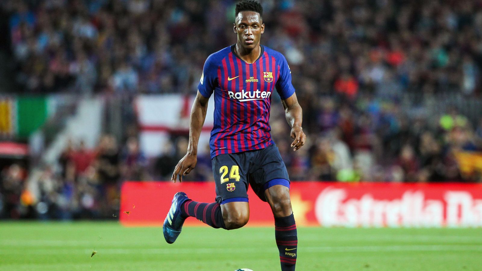 
                <strong>Yerry Mina (FC Everton)</strong><br>
                Bei der WM-Endrunde war Yerry Mina mit drei Toren der kolumbianische Held, bei seinem Klub FC Barcelona aber eher nur Mitläufer. Deshalb entschloss sich der 1,95-Meter-Hüne zu einem Wechsel nach Liverpool, heuerte beim FC Everton an. Bestätigte 30,25 Millionen Euro Ablöse ließen sich die "Toffees" den 23-Jährigen kosten. Zurückzahlen konnte Mina bislang aber noch keinen einzigen Penny, denn er laboriert an einer Fußverletzung, die das Debüt des Innenverteidigers wohl noch um einige Zeit verzögern dürfte. Er hat bis 2023 unterschrieben.
              