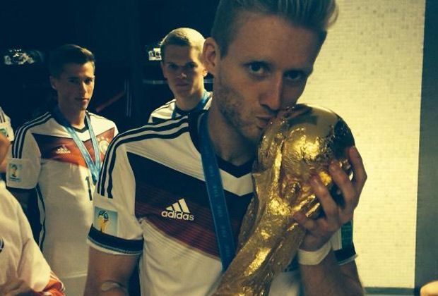 
                <strong>Andre Schürrle</strong><br>
                Andre Schürrle küsst seinen neuen Pokal. (#bestdayofmylife)
              