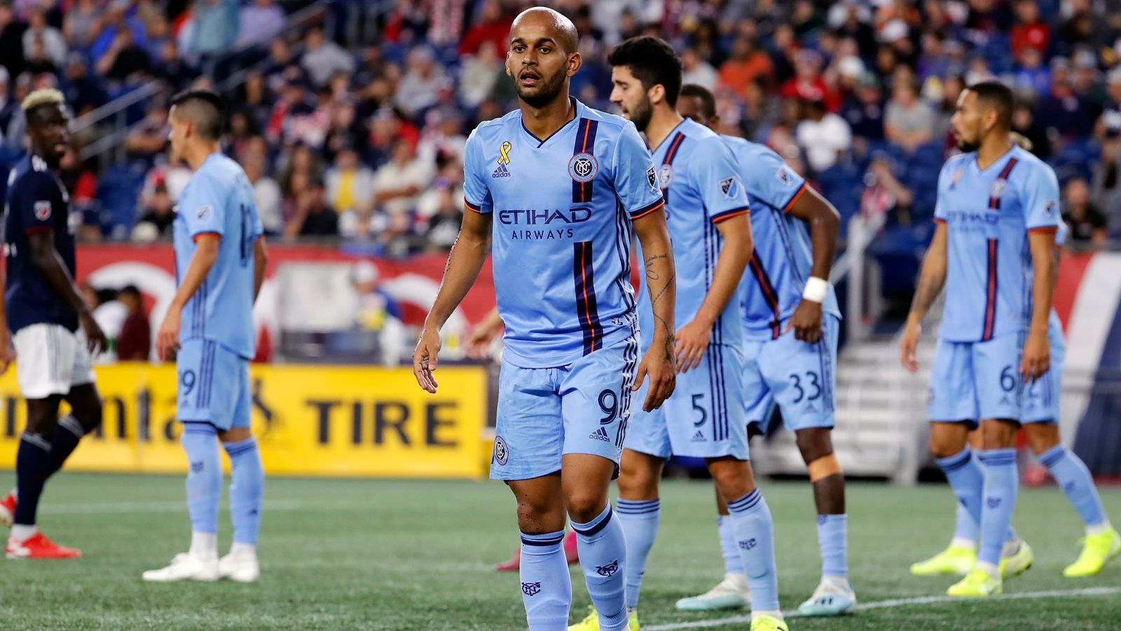 
                <strong>New York City FC (Eastern Conference)</strong><br>
                Wie erwähnt, haben die beiden Conference-Sieger in der ersten Playoff-Runde noch Pause, steigen erst später ein. Im Osten setzte sich New York City FC mit 64 Punkten vor Titelverteidiger Atlanta als Erster durch. Im März 2019 konnten die New Yorker um Trainer und Guardiola-Vertrauten Domenec Torrent den Brasilianer Heber verpflichten. Der Stürmer, der von Rijeka in die USA wechselte, schlug mit 15 Toren voll ein. Zudem trafen noch der Rumäne Alexandru Mitrita (zwölf Tore) und der Argentinier Valentin Castellanos (elf Tore) zweistellig in der Regular Season. Kurios: Nach sechs Spieltagen hatte der Klub aus dem Big Apple nur fünf Punkte auf dem Konto - durch fünf Unentschieden. Erst am 7. Spieltag klappte es mit einem 2:0-Auswärtssieg bei DC United und daraufhin folgte der Sturmlauf auf Platz 1.
              