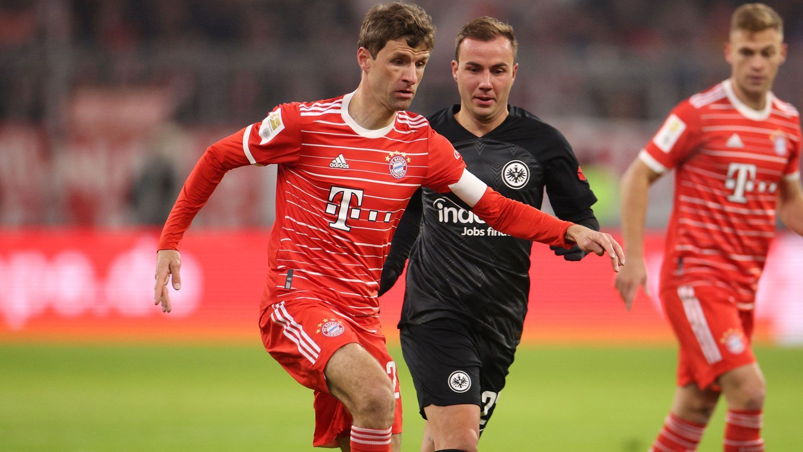 
                <strong>Thomas Müller (FC Bayern München)</strong><br>
                Nach zwei Spielen auf der Bank kehrt der Routinier dank Musials Rückversetzung in die Startelf zurück. Sein Comeback tut dem Bayern-Spiel gut. Vergibt zwar freistehend die Führung (30.), bereitet aber vier Minuten später das 1:0 von Sane vor und leitet auch nach der Pause die Großchance von Choupo-Moting ein. ran-Note: 4
              