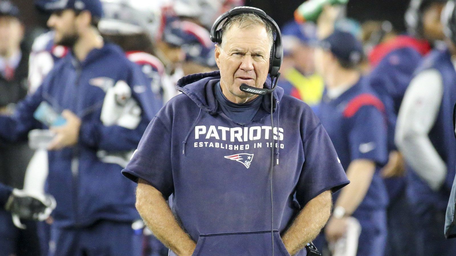 
                <strong>Verlierer: Bill Belichick (New England Patriots)</strong><br>
                Sorry, aber diese Frage muss gestattet sein: Was zum Henker hat Bill Belichick geritten, als er bei 4th&3 59 Sekunden vor dem Ende Kicker Nick Folk aufs Feld schickte, um diesem einen 56-Yard-Field-Goal-Versuch aufzubürden? Findige Football-Freunde wollen herausgefunden haben, dass die Erfolgschance auch aufgrund der widrigen Wetterverhältnisse nur bei 45,1 Prozent lag. Das Ende vom Lied: Der Ball klatschte an den linken Pfosten, es machte einmal "doink" im Gillette Stadium und die New England Patriots mussten sich den Buccaneers und damit auch ihrer eigenen Klub-Ikone Tom Brady mit 17:19 geschlagen geben. Ganz klar: Belichick, das gefeierte Mastermind unter den Head Coaches, hat seinen Anteil an dieser Heimniederlage, das lässt sich nicht wegdiskutieren.
              