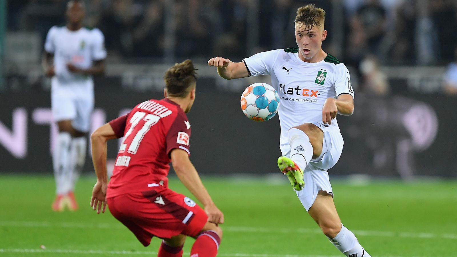 
                <strong>Luca Netz (Borussia Mönchengladbach)</strong><br>
                Der erst 18 Jahre junge Luca Netz ist nach Dortmunds Juwel Youssoufa Moukoko (16 Jahre) der zweitjüngste Spieler im ersten Aufgebot Di Salvos. Der gebürtige Berliner wechselte erst im August 2021 von der Hertha nach Gladbach, wo er einen Vertrag bis 2026 unterschrieb. Nach elf Bundesliga-Einsätzen in der Saison 2020/21 für die Hertha kommt das Außenverteidiger-Talent auch bei der Borussia bislang regelmäßig zu Einsätzen. 
              