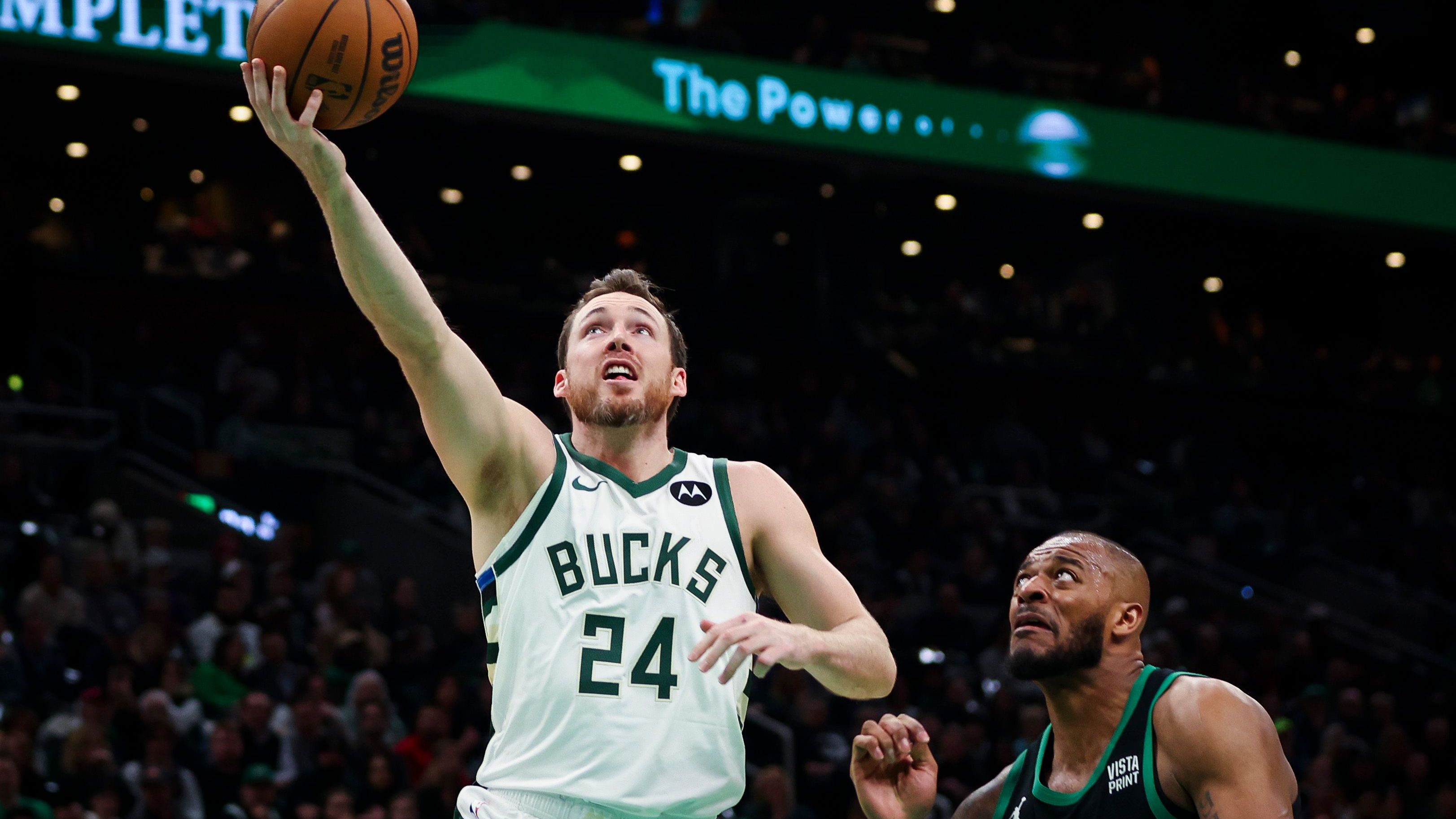 <strong>6. Milwaukee Bucks (zuvor Rang 5, 46:27)</strong> <br>Wirklich schlau werden wir aus den Bucks auch weiterhin nicht. An einem Tag nehmen sie die Thunder komplett auseinander. Kurze Zeit später unterliegen sie daheim gegen die Lakers – wohlgemerkt ohne LeBron James und nach deutlicher Führung. Selten funktionieren Offense und Defense in einem Spiel. Bei der Niederlage in New Orleans hatte Milwaukee ein Offensive Rating von 103,1 – ein desaströser Wert.