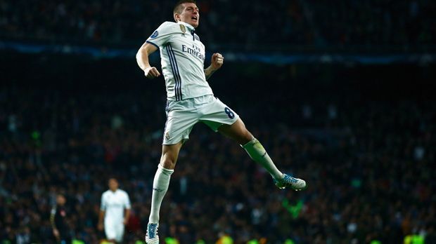 
                <strong>Toni Kroos (Real Madrid)</strong><br>
                Toni Kroos (Real Madrid): Wenn Luka Modric dabei ist, darf auch Toni Kroos nicht fehlen: Dank überragender Passquote und Spielintelligenz ist der Weltmeister fester Bestandteil im Team des Champions-League-Finalisten. 
              