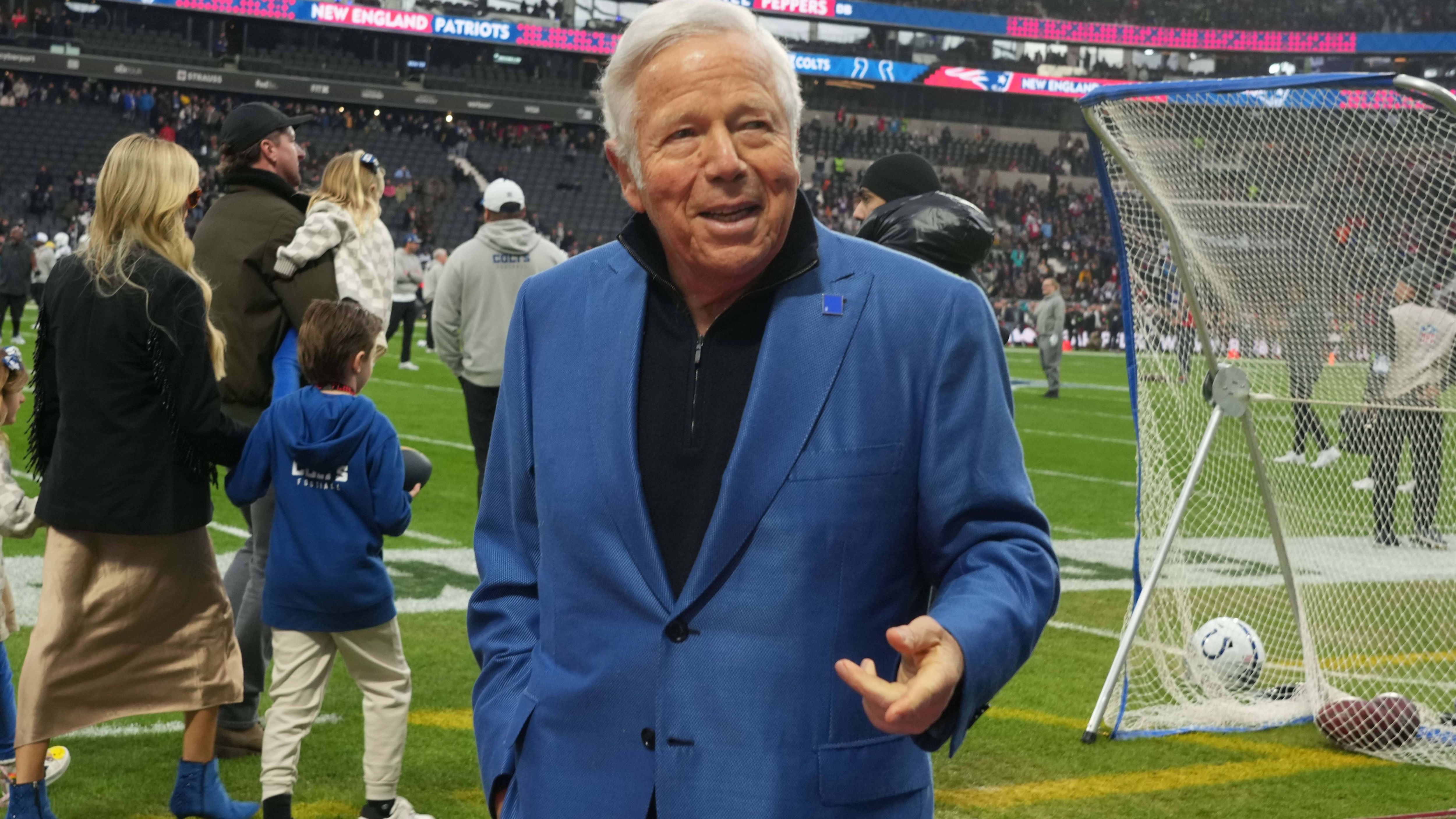 <strong>Wackelkandidat bei den New England Patriots: Bill Belichick</strong><br>Zwischen Owner Robert Kraft (Foto) und Belichick soll es aber noch kein Gespräch über die Zukunft gegeben haben. Klar ist, dass der 71-jährige Coach im Falle des Falles einen würdigen Abschied bekommen soll. Und so unwahrscheinlich ist eine Trennung nicht, mit Linebacker-Coach Jerod Mayo wird ein möglicher Nachfolger bereits heiß gehandelt.