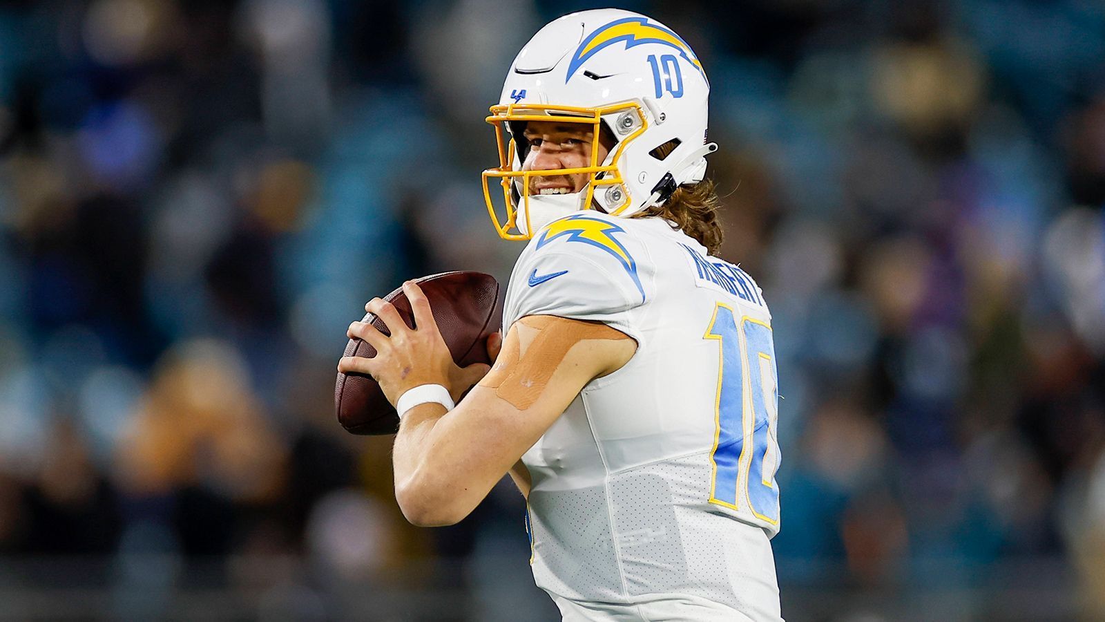 
                <strong>Los Angeles Chargers </strong><br>
                &#x2022; <strong>Name:</strong> Justin Herbert<br>&#x2022; <strong>Position:</strong> Quarterback<br>&#x2022; <strong>Stats 2022:</strong> 4.739 Passing Yards, 25 Touchdowns, zehn Interceptions<br>
              