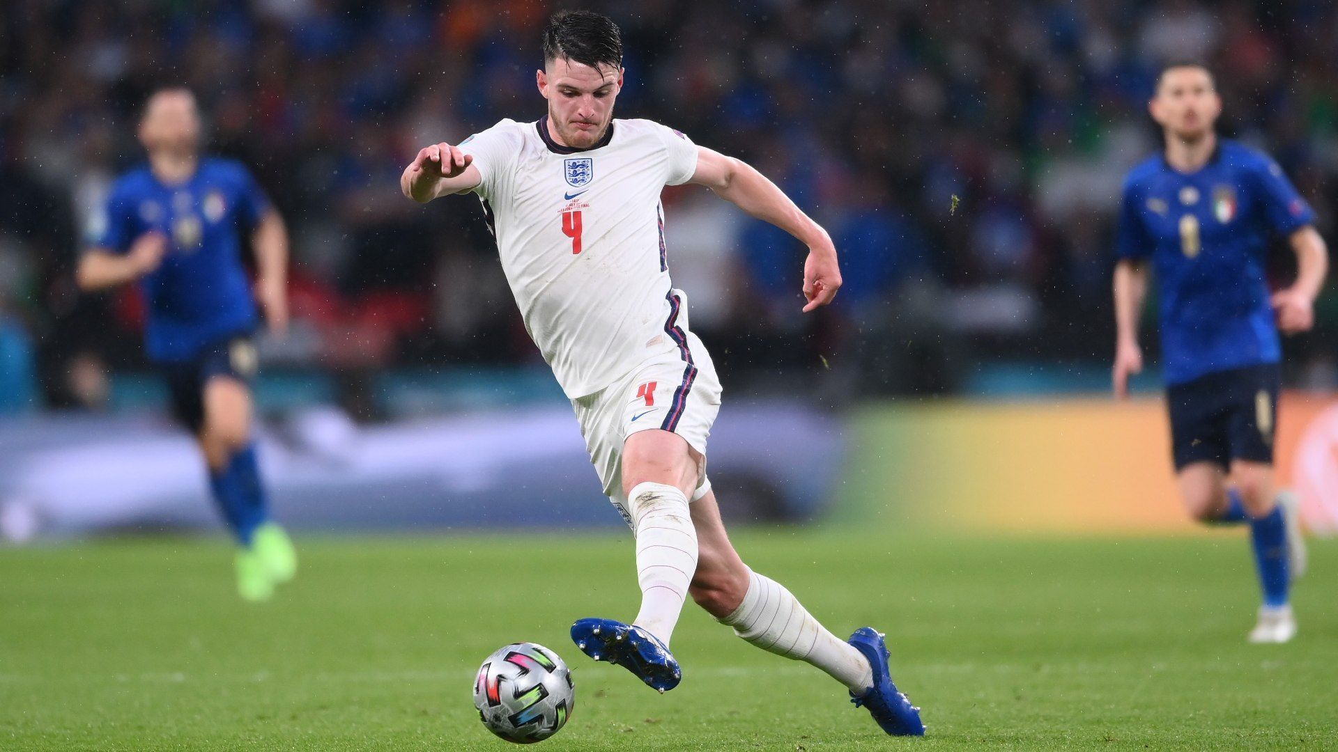 
                <strong>Declan Rice (England)</strong><br>
                Entschied im defensiven Mittelfeld in der ersten Halbzeit fast alle Zweikämpfe für sich und hatte so großen Anteil daran, dass die italienische Offensive kaum zur Entfaltung kam. Vielleicht ging ihm in der zweiten Halbzeit die Puste aus, konnte nicht verhindern, dass Italien mehr und mehr die Spielkontrolle übernahm. Ging 15 Minuten vor Schluss raus. ran-Note: 2
              