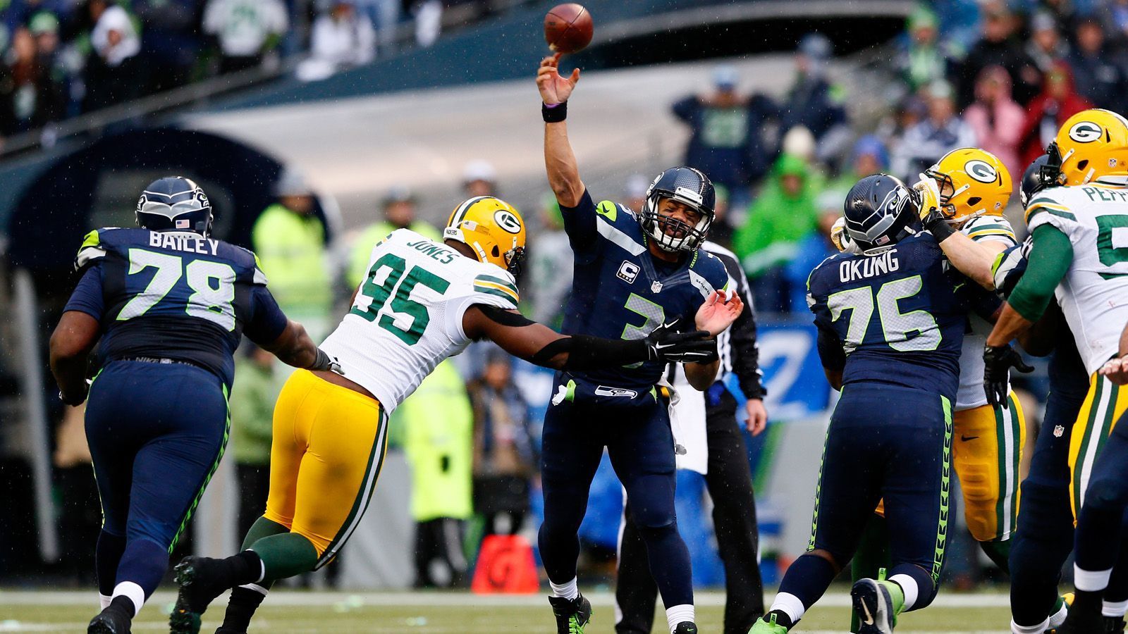 
                <strong>Green Bay Packers @ Seattle Seahawks (22:28 OT, 18. Januar 2015, NFC Championship Game)</strong><br>
                Zur Pause lagen die Gäste mit 16:0 scheinbar uneinholbar in Führung. Bei Russell Wilson und Co. lief nicht viel zusammen. Doch Head Coach Pete Carroll muss in der Halbzeit die richtigen Worte gefunden haben. Denn in den folgenden 30 Spielminuten schlugen die "Hawks" so richtig zurück. Punter Jon Ryan bewies bei einem Fake-Spielzug Passgeber-Qualitäten und warf den ersten Touchdown-Pass auf Garry Gilliam. Wilson und Marshawn Lynch legten mit Läufen in die Endzone nach. Doch kurz vor Ablauf der Zeit glichen die Packers per Field Goal durch Mason Crosby aus. In der Overtime fand schließlich Wilson über 35 Yards Jermaine Kearse und versetzte ganz Seattle in einen Freudentaumel.
              