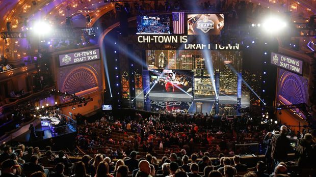 
                <strong>Draft-Picks des Jahres 2015</strong><br>
                Der Draft 2016 steigt in der Nacht vom 28. auf den 29. April ab 2 Uhr live auf ProSieben MAXX und ran.de. Wen sichern sich die Klubs in der ersten Runde? Wer wird die Nummer eins? Das sind die Fragen. Und allen voran: Werden die kommenden Erstrunden-Picks ihren Erwartungen gerecht? ran.de wagt einen Blick auf die Top Ten des Vorjahres.
              