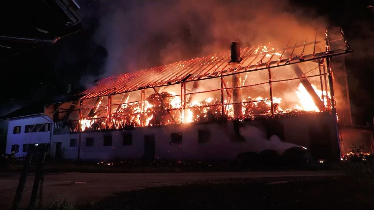 Eine Scheune in Penzberg steht in Flammen.