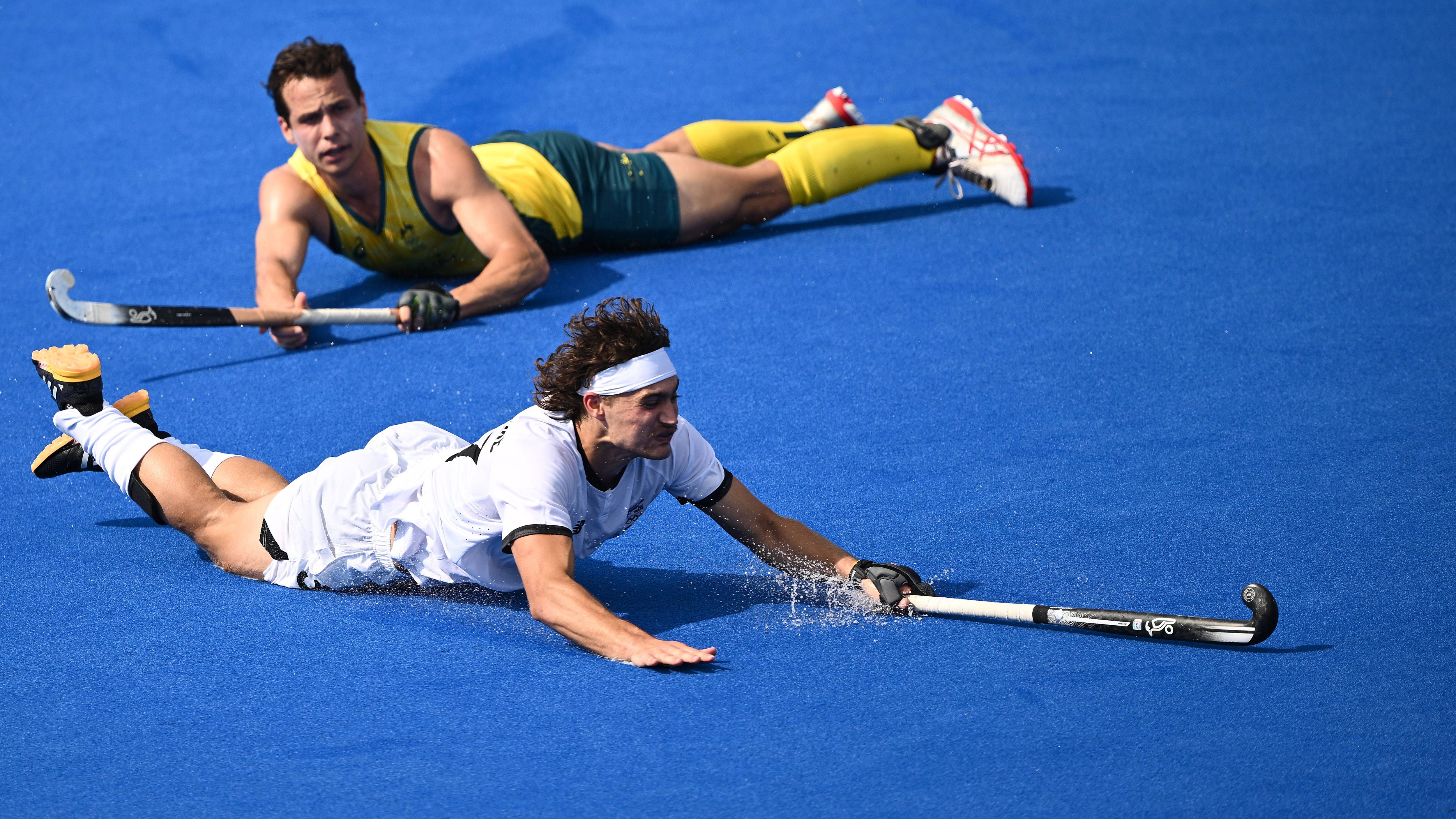 <strong>Olympia 2024: Die besten Bilder des sechsten Tages</strong><br>Isaac Houlbrooke (unten) von Neuseeland und Australiens Thomas Craig beide am Boden. Am Ende steht jedoch Craig wieder auf und siegt mit seinen Australiern 5:0 im Feldhockey.