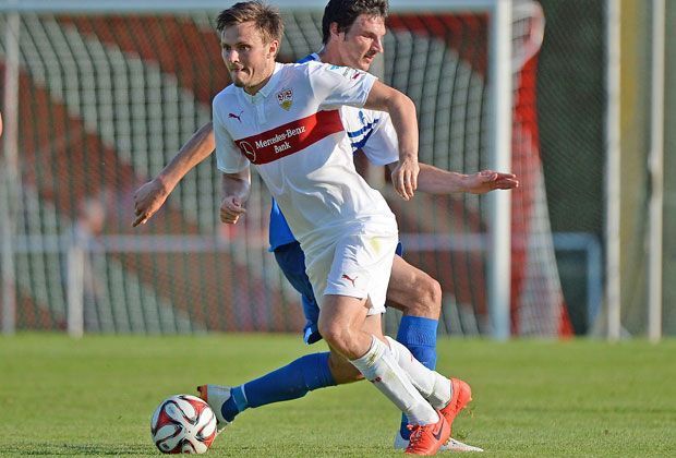 
                <strong>VfB Stuttgart Heimtrikot</strong><br>
                William Kvist ist nach seiner Leihe (Fulham) zurück in Stuttgart. Der VfB läuft traditionell in Weiß und mit dem markanten roten Brustring auf. 
              