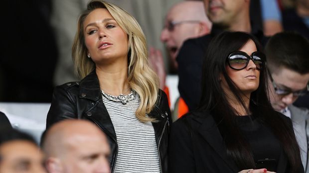 
                <strong>Alex Curran</strong><br>
                Alex Curran (l.) ist ein britisches Model und Modekolumnistin. Seit 2002 ist Curran mit dem englischen Fußballnationalspieler Steven Gerrard liiert. 
              