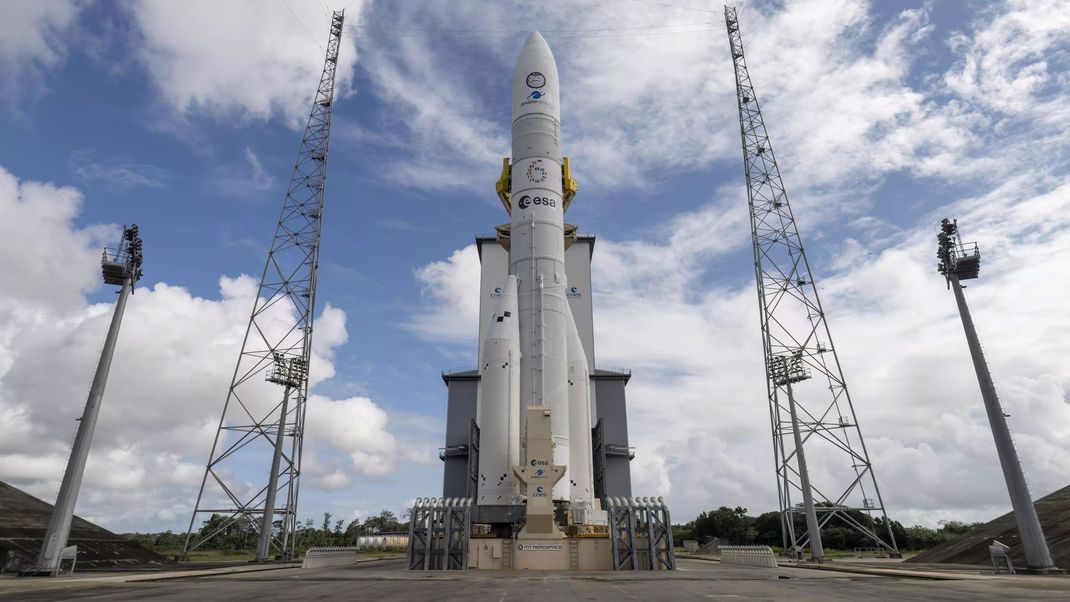 Ein Blick auf die europäische Trägerrakete Ariane 6 auf der Startrampe des europäischen Weltraumbahnhofs in Französisch-Guayana.