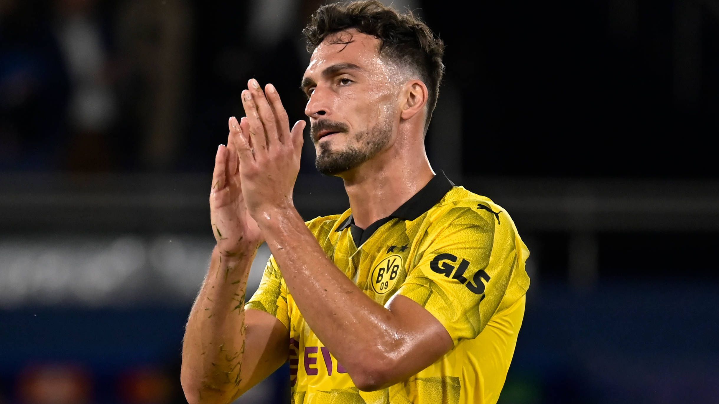 <strong>BVB: September 2023 – Stark im Schönreden?</strong><br>Vorläufiger Tiefpunkt ist eine schwache Leistung in Paris. Eine verdiente 0:2-Niederlage zum CL-Auftakt verhagelt vielen in Dortmund die Stimmung. Nicht aber Joachim Watzke. "Wir haben aus vier Spielen acht Punkte. Rechnen wir das hoch, so erreichen wir 68 Punkte und dann sind wir da, wo wir immer sind", erklärt dieser bei "Prime Video". Schönfärberei?