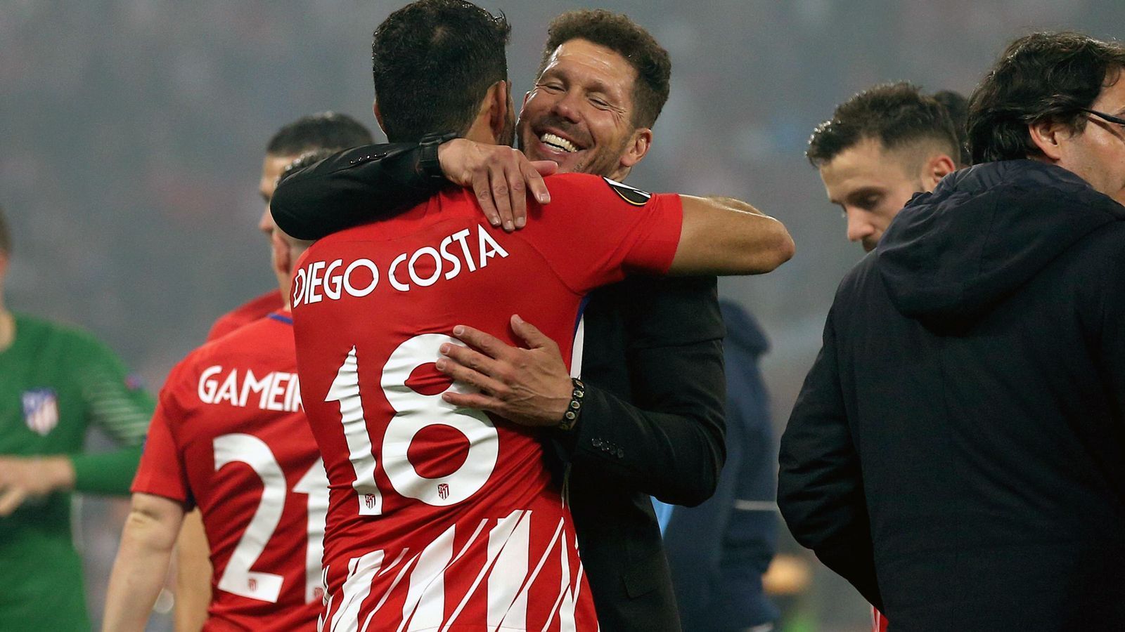 
                <strong>Atletico Madrid: Minimalistisch zum Erfolg</strong><br>
                3., 1., 3., 3., 3., 2. - die Platzierungen von Atletico Madrid in den zurückliegenden Jahren lassen keinen Zweifel zu: Der Hauptstadt-Klub ist längst die dritte Kraft in Spanien, hinter Barcelona und dem Stadtrivalen Real Madrid. Der Fußball, den Trainer Diego Simeone spielen lässt, ist zwar zumeist nichts Tolles fürs Auge, aber sehr erfolgreich. Beim Argentinier steht defensiv extrem oft die Null, in den vergangenen Jahren stellte Atletico nicht zuletzt deshalb immer die mit Abstand beste Defensive der Primera Division und schaffte es mit dieser Ausrichtung auch zuletzt zum Titel in der Europa League. Mit dieser Strategie wird Atleti auch die Saison 2018/2019 angehen, ...
              