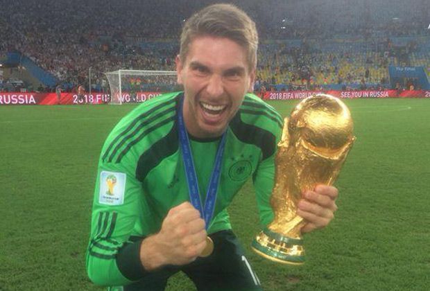 
                <strong>Ron-Robert Zieler</strong><br>
                Ron-Robert Zieler ist außer sich vor Freude: "WELTMEISTER.. geiles Gefühl:)!! Stolz auf diese tolle Mannschaft!!!"
              