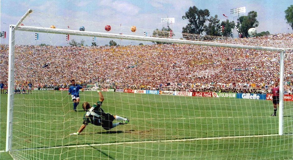 
                <strong>WM mit dem höchsten Zuschauerschnitt: USA (68.991 Zuschauer/Spiel)</strong><br>
                Die Amerikaner organisierten 1994 eine großartige WM und profitierten von einer Vielzahl großer Stadien, in denen normalerweise Football gespielt wurde. Diesmal waren die Amis auf Soccer neugierig und strömten in die großen Arenen. Der Schnitt von knapp 69.000 wurde seitdem nicht mehr annäherend erreicht.
              