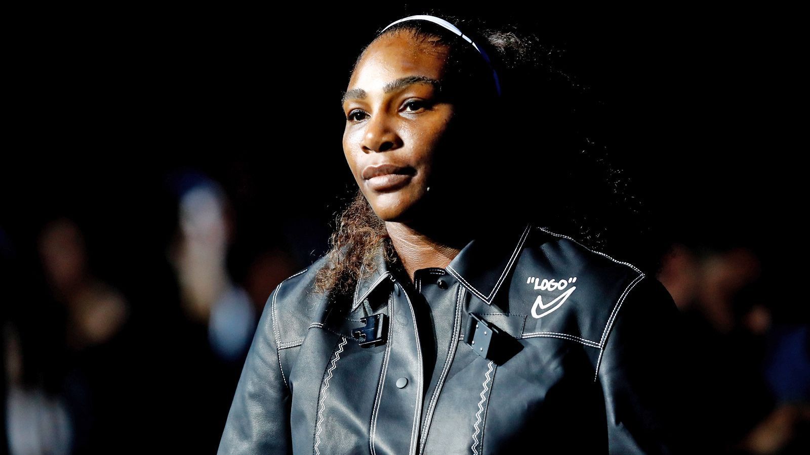 
                <strong>Serena Williams - US Open 2018</strong><br>
                In Lederjacken-Optik spazierte Williams in New York vor heimischem Publikum auf den Platz. Natürlich war die Jacke nach unten hin kurz genug, um dem ganzen Tüll nicht die Show zu stehlen. Übrigens: Tennis-Kolleginnen, die von der gleichen Sportmarke ausgestattet werden, bekommen diese in Zusammenarbeit mit Williams kreierten Looks nicht. 
              