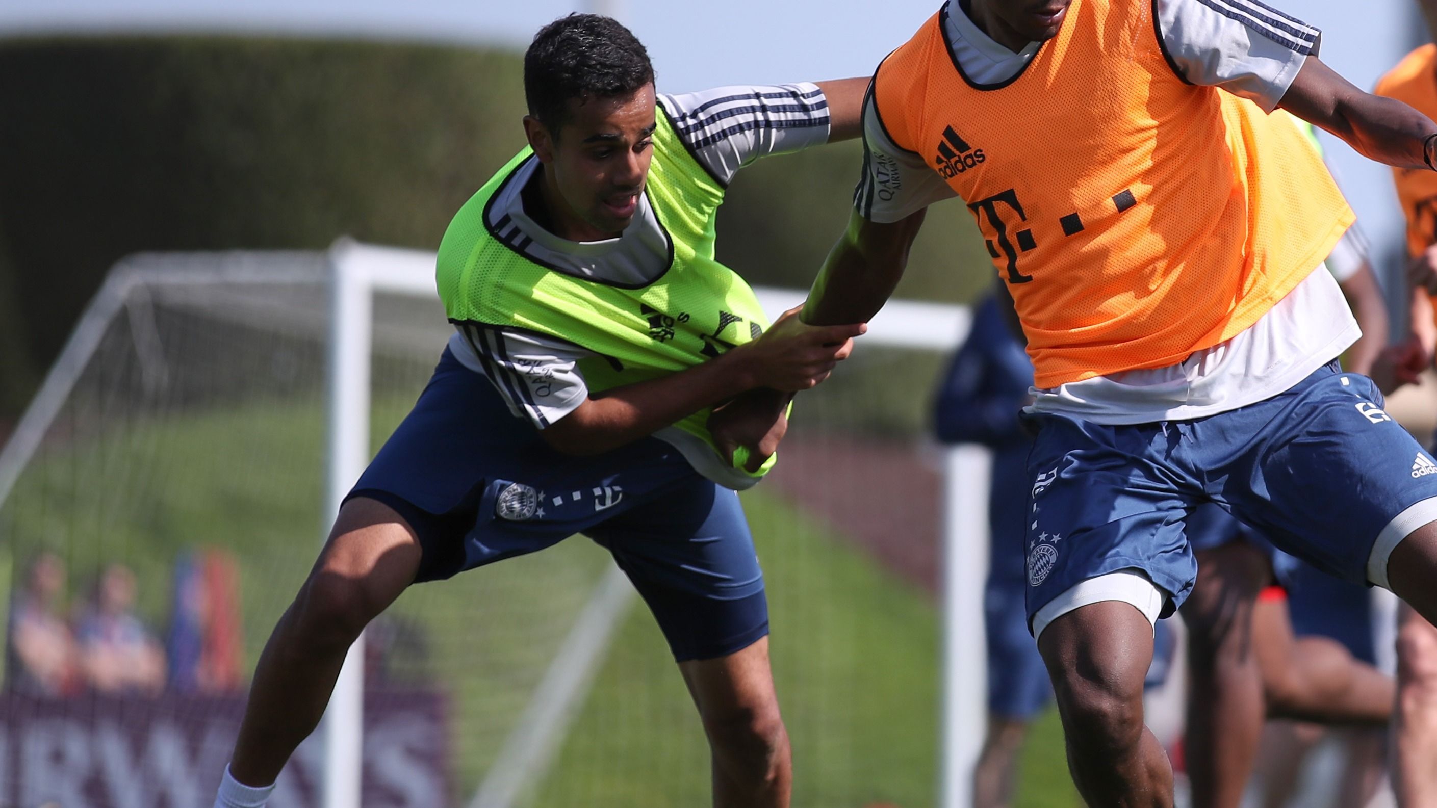 
                <strong>Sarpreet Singh</strong><br>
                Wie Leon Dajaku kam auch Sarpreet Singh im Sommer an die Säbener Straße. Fußballerisch hat der Neuseeländer die besten Voraussetzungen, um sich in einem Top-Team zu etablieren. Zu den großen Stärken des offensiven Mittelfeldspielers gehören sein enormes Ballgefühl und sein Spielverständnis. Am wohlsten fühlt sich der Linksfuß in Mannschaften, deren Philosophie auf Ballbesitz ausgelegt ist. Ex-Bayern-Trainer Niko Kovac, der Singh in der Saisonvorbereitung mit in die USA nahm, sagte über Singh: "Er ist weiter als viele andere Spieler der zweiten Mannschaft." Auch Singh wird eine große Karriere in Aussicht gestellt.
              