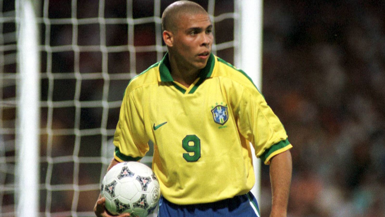 <strong>1997: Ronaldo (FC Barcelona / Inter Mailand)</strong><br>- 2. Platz: Predrag Mijatovic (Real Madrid)<br>- 3. Platz: Zinedine Zidane (Juventus Turin)