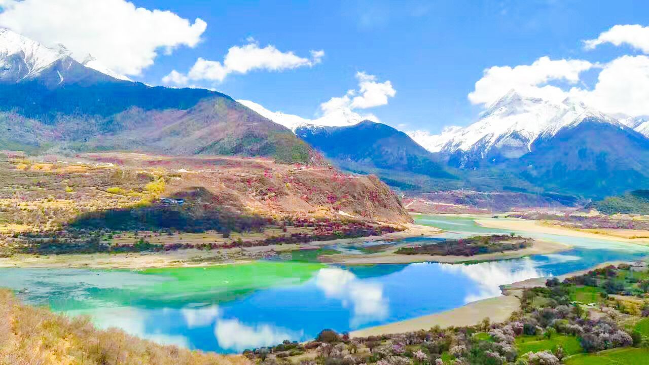 Der Brahmaputra ist nicht nur einer der längsten Flüsse, sondern auch der höchste Fluss der Welt. Er nimmt in 5.200 Metern Höhe seinen Weg auf und fließt durch China, Indien und Bangladesch.