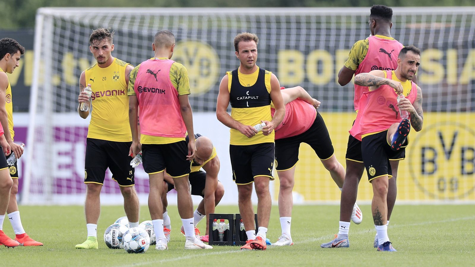
                <strong>Trainingsauftakt bei Borussia Dortmund</strong><br>
                Der frischgebackene Ehemann Mario Götze stieg ebenfalls schon zum Beginn der Vorbereitung ins Training ein. Bei seiner Hochzeit war unter anderem BVB-Kapitän Marco Reus zu Gast. 
              