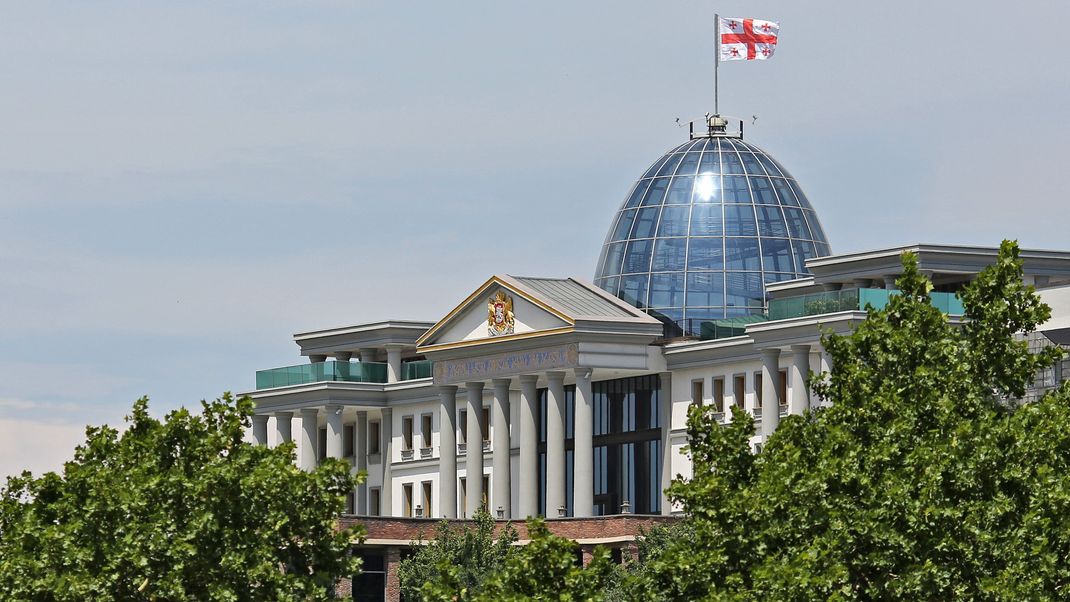 Die Flagge Georgiens weht über dem ehemaligen Präsidentenpalast in der georgischen Hauptstadt Tiflis.