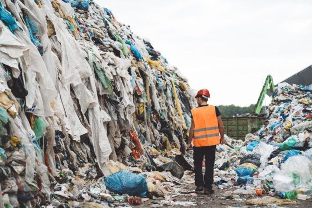 Knapp vier Prozent der retournierten Kleidung landete laut einer Studie der Universität Bamberg 2018 im Müll.
