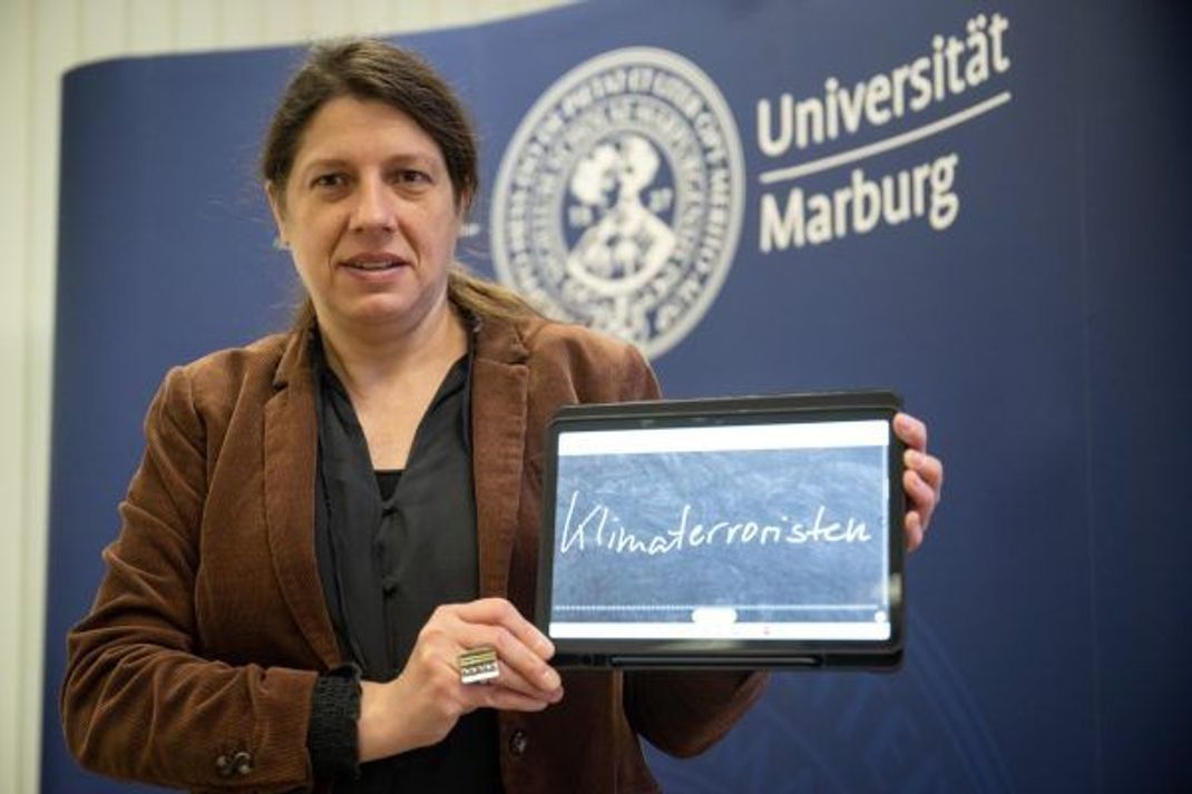 Constanze Spieß ist Linguistik-Professorin an der Philipps-Universität Marburg. Sie forscht unter anderem in den Bereichen Text- und Diskurslinguistik, Politolinguistik und Genderlinguistik.
