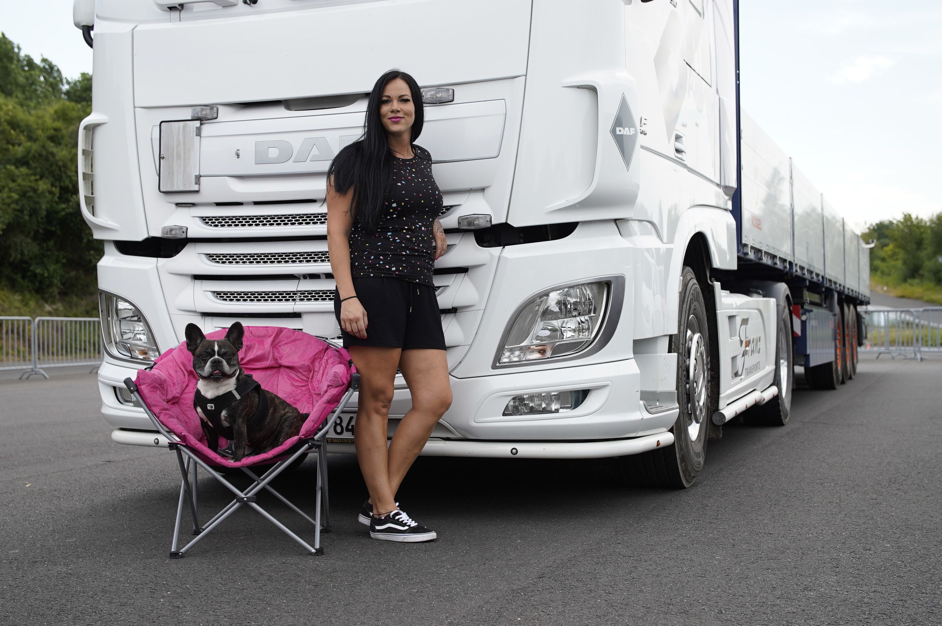 Einfach unzertrennlich: "Trucker Babe" Mona und ihre französische Bulldogge Monkey