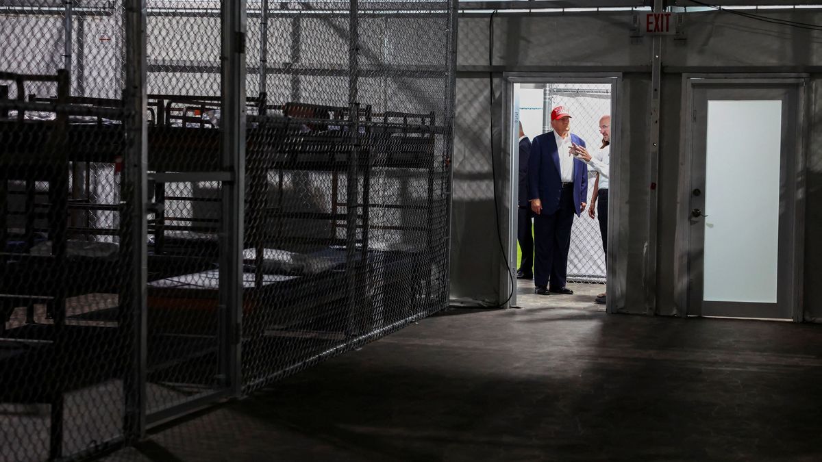 US-Präsident Donald Trump beim Besuch seines Abschiebegefängnisses in Florida.