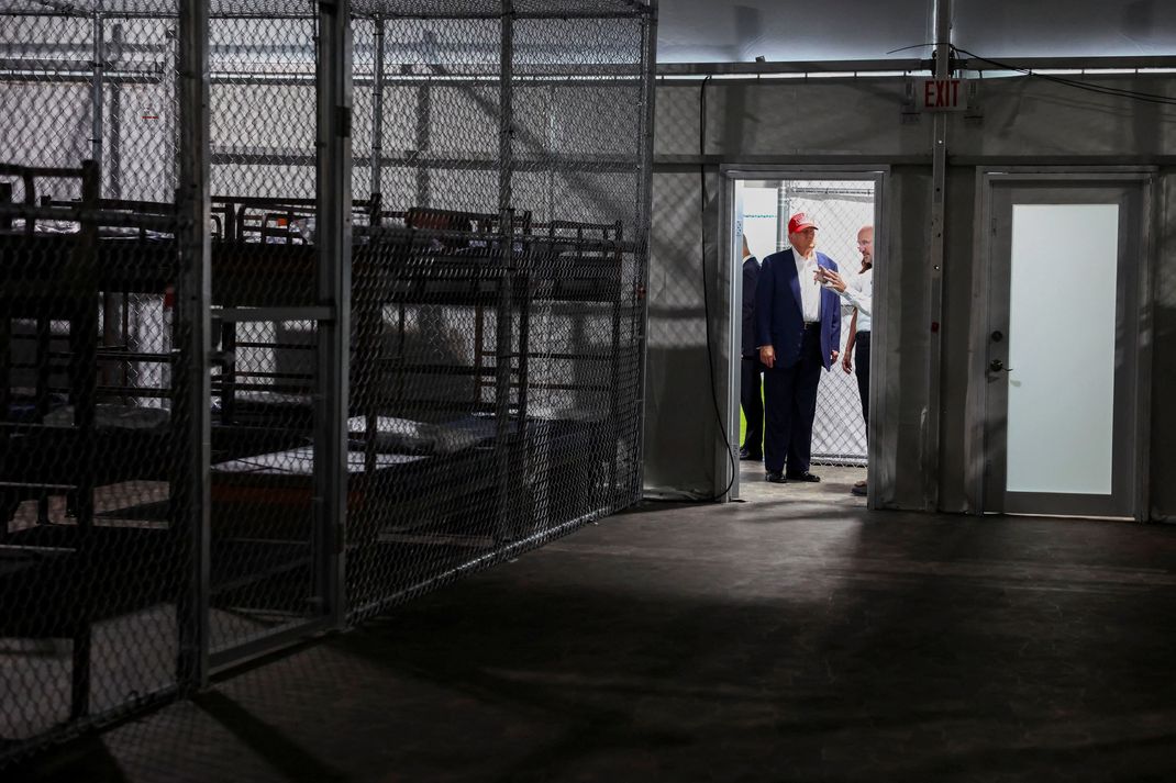 US-Präsident Donald Trump beim Besuch seines Abschiebegefängnisses in Florida.