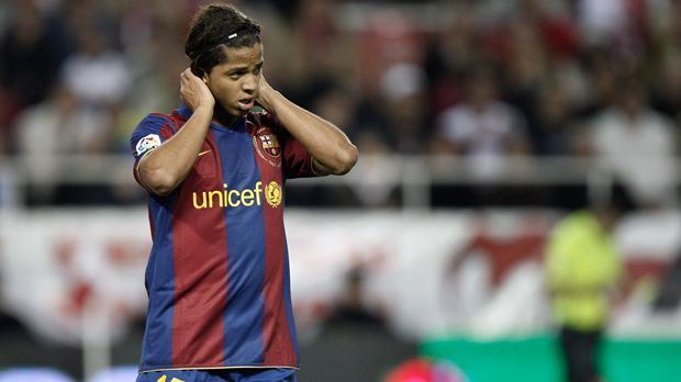 
                <strong>Giovanni dos Santos</strong><br>
                Giovanni dos Santos: Für Jonathans um zwei Jahre älteren Bruder hat es bei Barcelona auch nicht zum Durchbruch gereicht. Der Mittelfeldspieler kam auch nur 37 Mal bei den Barca-Profis zum Einsatz, ehe er 2008 zu Tottenham wechselte. Doch auch in der Premier League hinterließ der Mexikaner keine bleibenden Spuren. Im Anschluss folgten für den 27-Jährigen Stationen wie Galatasaray, Santander, Mallorca und schließlich Villarreal, wo er immerhin von 2013 bis 2015 blieb. Heute spielt der Nationalspieler in der MLS bei LA Galaxy.
              