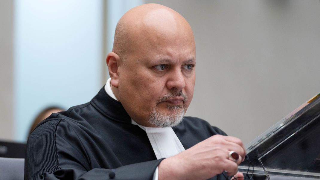 Staatsanwalt Karim Khan, Chefankläger des Internationalen Strafgerichtshofes, sitzt im Gerichtssaal des Weltstrafgerichts.