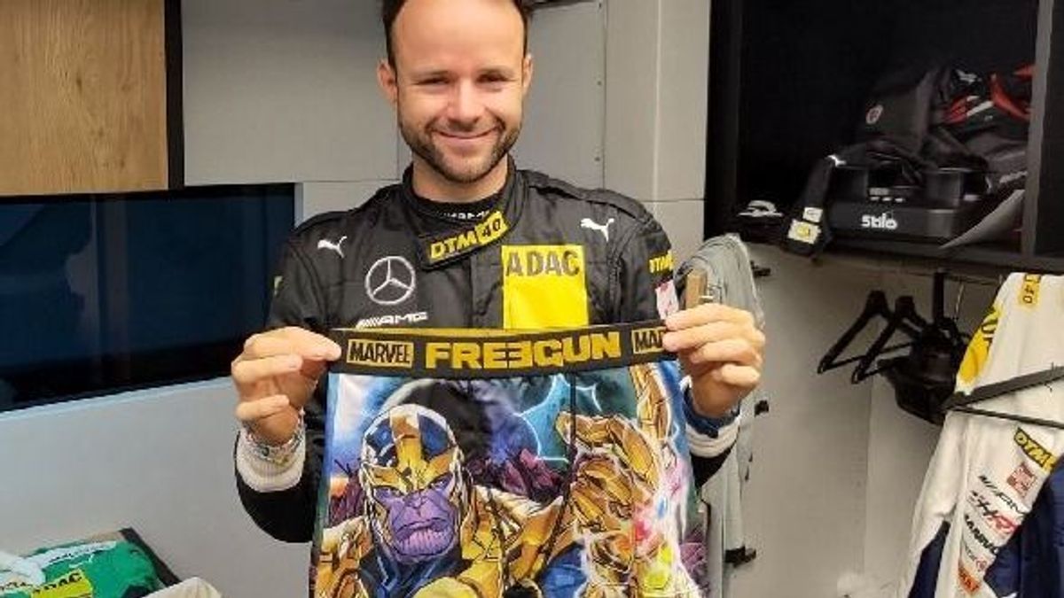 Jules Gounon präsentiert die Kinder-Unterhosen von seiner DTM-Premiere