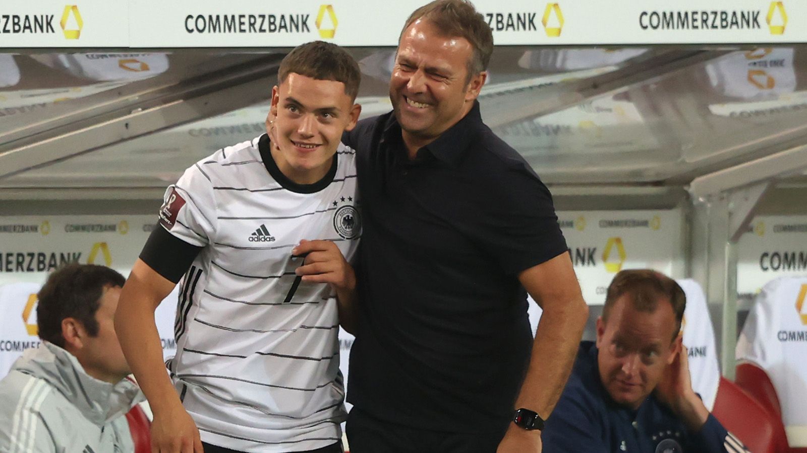 
                <strong>Florian Wirtz (Bayer Leverkusen)</strong><br>
                Genau genommen stand der 18-Jährige bereits unter Flick-Vorgänger Jogi Löw im Kader für die WM-Qualifikation. Doch erst unter dem neuen Bundestrainer kam es zum Debüt im September 2021 beim 2:0 in Liechtenstein.
              