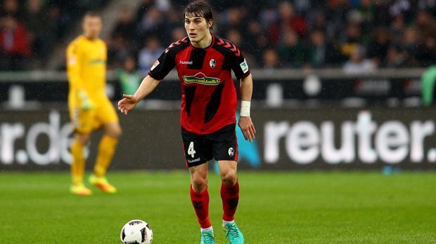 
                <strong>Abwehr - Caglar Söyüncü (SC Freiburg)</strong><br>
                Freiburg ist traditionell guter Boden für Talente. Aktuellstes Beispiel ist Verteidiger Caglar Söyüncü. Der damals 19-Jährige kam von Altinordu aus seiner türkischen Heimat und etablierte sich blitzschnell im Breisgau und in der Bundesliga. Die Entwicklung von Söyünycü verlief so rasant, dass wohl zahlreiche europäische Topklubs diese zur Kenntnis genommen und den Türken auf ihren Notizzetteln haben. Zum Glück für Freiburg, hat das Talent noch einen Vertrag bis 2021 und würde, wenn überhaupt, nur für viel Geld zum Verkauf stehen.
              