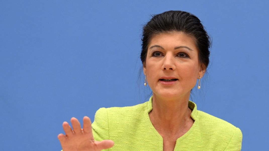 Die Politikerin Sahra Wagenknecht stimmt für eine Auslagerung von Asylverfahren bis nach Afrika.