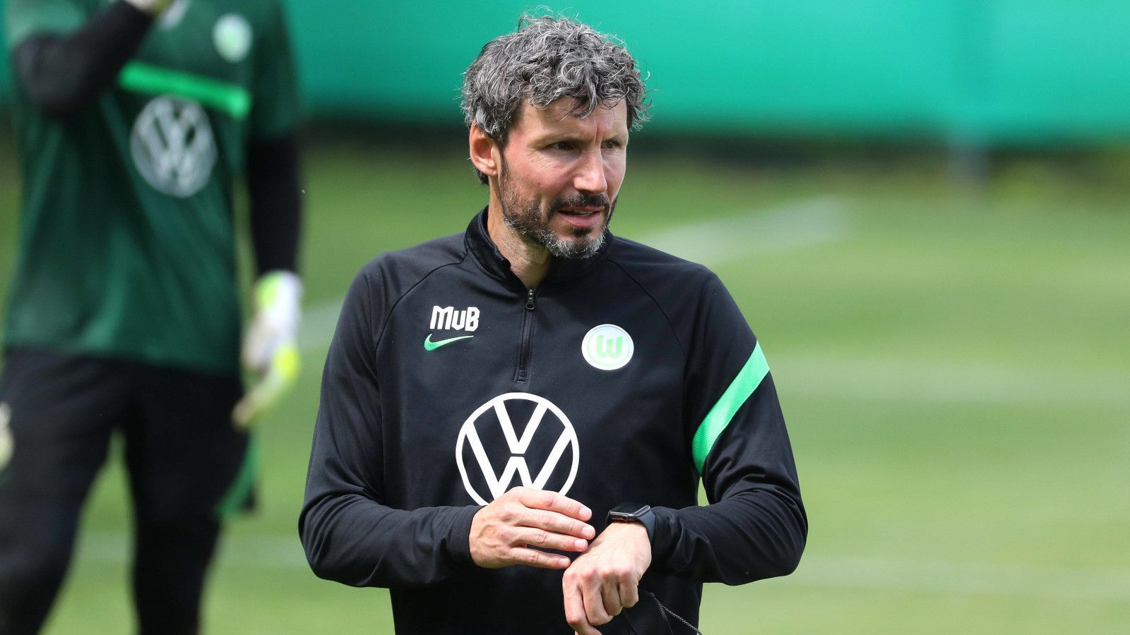 
                <strong>Platz 5: Mark van Bommel (VfL Wolfsburg)</strong><br>
                Der robuste Niederländer hat nach seinem Wechselfehler im ersten Pflichtspiel viel Kritik abbekommen, auch aus den eigenen Reihen. Ob auch seine Erotik-Bewertung darunter gelitten hat? Bislang nicht, immerhin steigt der 44-Jährige in der Schönheits-Umfrage schon in seinem ersten Bundesliga-Jahr in den Top fünf ein.
              