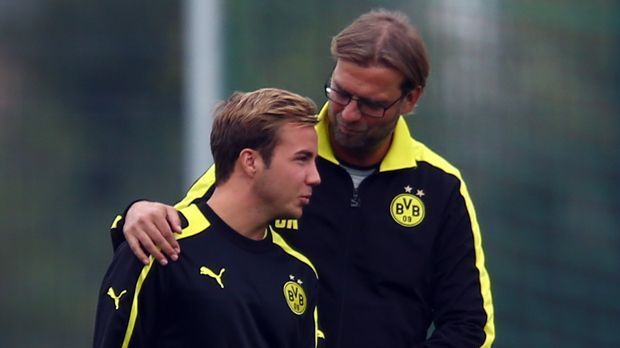 
                <strong>Mögliche Ersatz-Kandidaten</strong><br>
                Für die möglichen Abgänge soll Jürgen Klopp auch schon einige Ersatz-Kandidaten im Auge haben: Bayern-Star Mario Götze (li.) wird immer wieder mit einem Wechsel an die Anfield Road in Verbindung gebracht - es wäre die Zusammenführung des ehemaligen BVB-Dream-Teams. Auch Leicester-Talent Ben Chilwell auf der Linksverteidiger-Position und Mittelfeldmann Piotr Zielinksi vom FC Empoli könnten die "Reds" verstärken. (Quelle: Guardian)
              