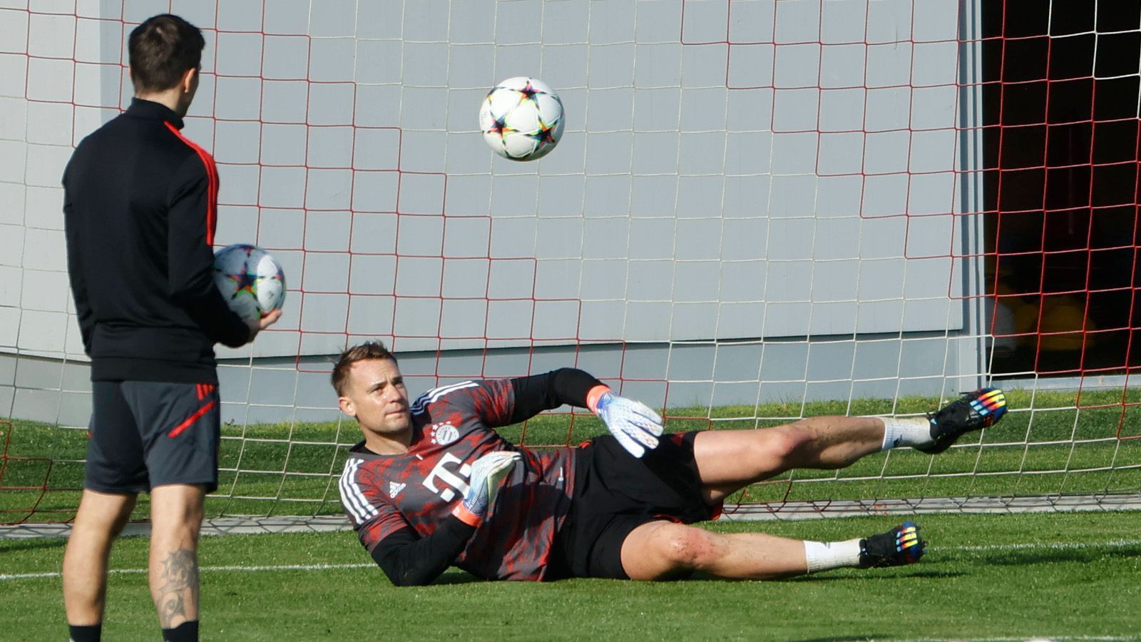 
                <strong>Manuel Neuer (FC Bayern)</strong><br>
                Aktuell sorgt Manuel Neuer wegen seiner überstandenen Hautkrebserkrankung für Schlagzeilen. Doch eigentlich machte dem Nationalmannschafts-Kapitän in den vergangenen Wochen die Schulter sorgen. Wegen einer Schultereckgelenk-Prellung, die sich der Bayern-Keeper im Ligaspiel gegen Borussia Dortmund zugezogen hatte, musste er mehrere Wochen pausieren. Diese Woche ließ sich Neuer im Training erstmals wieder problemlos auf die Schulter fallen. FCB-Coach Julian Nagelsmann gab Entwarnung: "Ich glaube, die Nation kann recht beruhigt zu Bett gehen heute Abend." Schon am Wochenende könnte Neuer wieder im Bayern-Kader stehen. Prognose: WM-Fahrer
              